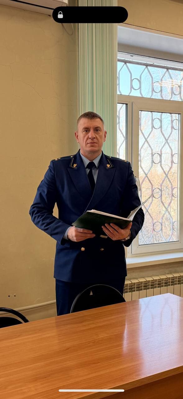 Прокуратура города Балаково поддержала государственное обвинение по уголовному делу в отношении ранее судимого 22 летнего местного жителя Он признан виновным по ч 3 ст 30 п г ч 4 ст 228 1 УК РФ покушение на незаконный сбыт наркотических средств Установлено что в октябре 2025 года подсудимый получил доступ к интернет магазину с целью незаконного распространения наркотиков Получив оптовую партию наркотических средств он поместив наркотик в удобные упаковки приготовился разместить их в специально оборудованные тайники Однако преступные действия подсудимого были пресечены сотрудниками полиции поскольку он был задержан В ходе личного досмотра и осмотра его квартиры у него изъято приготовленное для дальнейшего сбыта наркотическое средство а также сотовый телефон в котором содержалась информация о незаконном обороте наркотиков Общий вес наркотического вещества составил 5 22 гр Суд назначил виновному наказание в виде 10 лет лишения свободы с отбыванием в исправительной колонии строгого режима