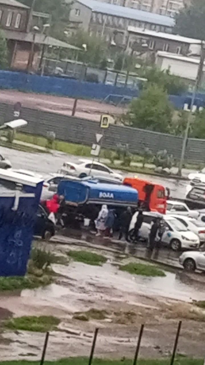 Из-за перебоев со светом обесточены 6 канализационных насосных станций Красноярска  Как отмечают в «КрасКоме», из-за перебоев на сетях, последние 2 дня с нарушением техрежима работали 40 коммунальных объектов, 6 КНС остаются отключенными.   Из-за остановки одной из них к многоэтажкам в «Белых росах» организовали подвоз питьевой воды. Точки согласованы с УК:    ул. Карамзина, 4,6,10;    Ярыгинская набережная, 3.   Фото: Наш Пашенный