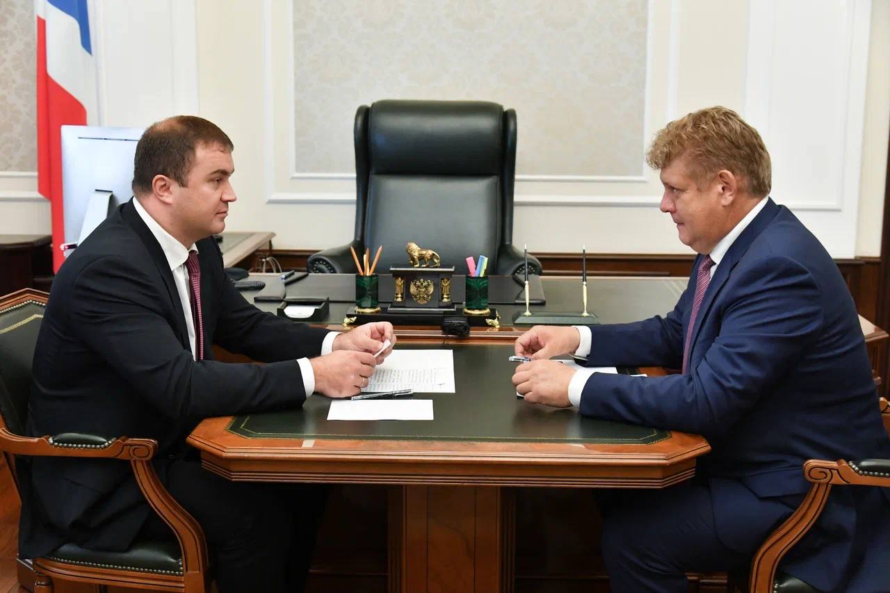 Анатолий Серышев и Виталий Хоценко обсудили приоритетные направления развития Омской области В ходе встречи стороны уделили внимание текущим социально экономическим показателям Губернатор сообщил что за семь месяцев 2025 года объем промышленного производства в регионе вырос на 3 7 что превышает среднероссийские темпы Также был зафиксирован рост в агропромышленном комплексе Кроме того обсудили темпы реализации национальных проектов Омская область входит в число регионов с высокой степенью выполнения федеральных инициатив и занимает второе место в стране по уровню освоения федеральных средств