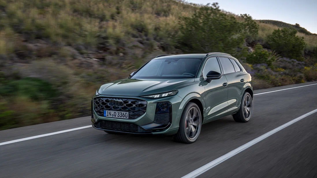 Представлен Audi Q3 третьего поколения Audi не уточняет, изменилась ли платформа кроссовера — официальное сообщение сосредоточено главным образом на технологических инновациях. К примеру, на Q3 дебютировала новая светотехника на базе microLED-модулей: в блоках фар использованы по 25,6 тысячи микродиодов. Как и внешний дизайн, архитектура салона выполнена в том же стиле, что и у актуального Q5, хотя третьего экрана для пассажира спереди младший кроссовер не получил. Селектор трансмиссии установлен на рулевой колонке справа, при этом настройки стеклоочистителей и светотехники, а также включение поворотников вынесены на один крупный пульт слева. Для Q3 предложат стандартную пружинную или спортивную подвески, а также адаптивные амортизаторы. Предусмотрено четыре силовые установки на выбор, включая дизельный двигатель, но полным приводом сопровождается только одна — двухлитровый бензиновый турбомотор на 265 л.с. и 400 Нм в сочетании с семиступенчатым «роботом». Топ-версия Q3 — это подзаряжаемый гибрид с полуторалитровым ДВС и электродвигателем, которые совместно развивают 272 л.с. и 400 Нм, а также батареей на 25,7 кВт⋅ч. Приём заказов на новинку в Европе откроется нынешним летом. Базовая цена составит 44,6 тысячи евро, за гибрид попросят минимум 49,3 тысячи. Как вам новый Q3? - нравится! - что-то не очень