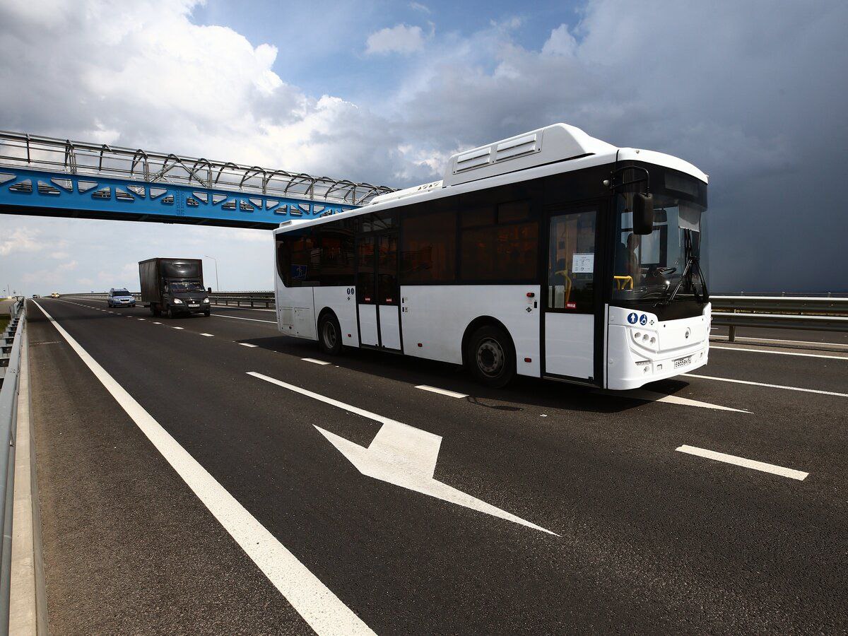 Новый автобусный маршрут связал Херсонскую и Запорожскую области Как сообщили в Росавтотрансе всего утверждено 12 новых направлений соединяющих воссоединённые регионы с субъектами РФ На сегодняшний день в ЛНР зарегистрировано 324 межрегиональных маршрута в ДНР 306 в Запорожской области 105 в Херсонской 73