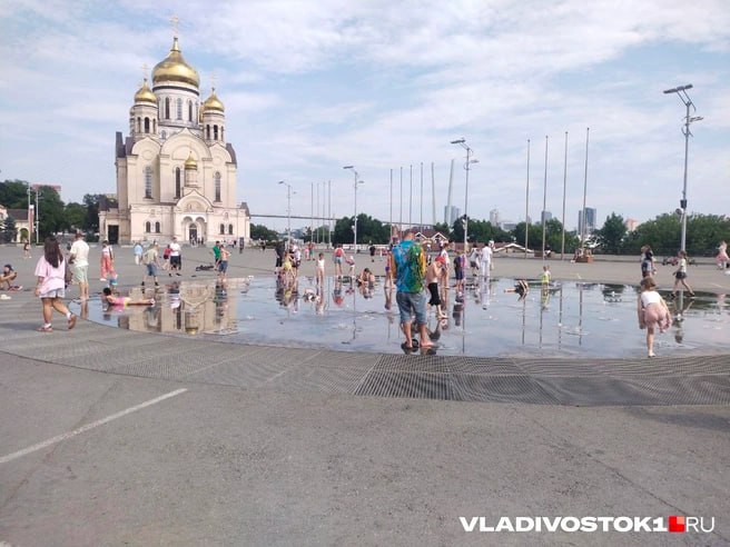 Жаркая погода, установившаяся во Владивостоке, вынуждает горожан не только скупать воду в магазинах, но и купаться в фонтанах. О том, что это занятие небезопасное, корреспонденту VLADIVOSTOK1.RU рассказали в отделе коммунальной гигиены Роспотребнадзора.  «Фонтаны — это элементы благоустройства города, они увлажняют воздух, придают местности эстетический вид и не предназначены для купания. Использование их не по прямому назначению, в том числе в целях купания в жаркую погоду, небезопасно для организма человека», — отметили в ведомстве.  По словам специалистов, вода в фонтане в процессе эксплуатации обновляется нечасто и кроме того не очищается и не обеззараживается по требованиям, которые предъявляются к бассейнам, предназначенным для купания и занятия спортом. Кроме того, размножению микроорганизмов способствует высокая температура воздуха.  «Развлечение в фонтане чревато не только простудой, но и более серьезными заболеваниями. Купание в фонтане может обернуться острой кишечной инфекцией, респираторной инфекцией, конъюнктивитами, главную же опасность представляют энтеровирусные, ротавирусные инфекции, вирусный гепатит А», — подчеркнули в ведомстве.  Специалисты также добавили, что желающие освежиться в фонтане рискуют получить травму при падении или электротравму, так как к фонтанам подведены различные коммуникации и подсветки. При этом неважно, к какому типу относится фонтан — классический с чашей или сухой, так полюбившийся горожанам.   Подписаться