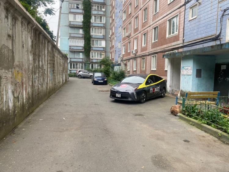 Водитель автомобиля совершил наезд на несовершеннолетнего пешехода в дома № 279 «А» по улице Калинина во Владивостоке и скрылся с места проишествия. По факту ДТП возбуждены административные материалы.  По предварительной информации, в районе ул. Калинина 279 «А» неустановленный водитель на неустановленном транспортном средстве, двигаясь по придомовой территории в районе подъезда № 5 совершил наезд на несовершеннолетнего пешехода, двигающегося в попутном направлении по ходу движения транспортного средства. После ДТП водитель скрылся с места происшествия.  В результате автоаварии 12-летний мальчик-пешеход получил травму. Назначено амбулаторное лечение.  По факту ДТП возбуждены административные материалы: по ст. 12.24 КоАП РФ  нарушение ПДД, повлекшее причинение вреда здоровью  и по ч. 2 ст. 12.27 КоАП РФ  оставление места ДТП .