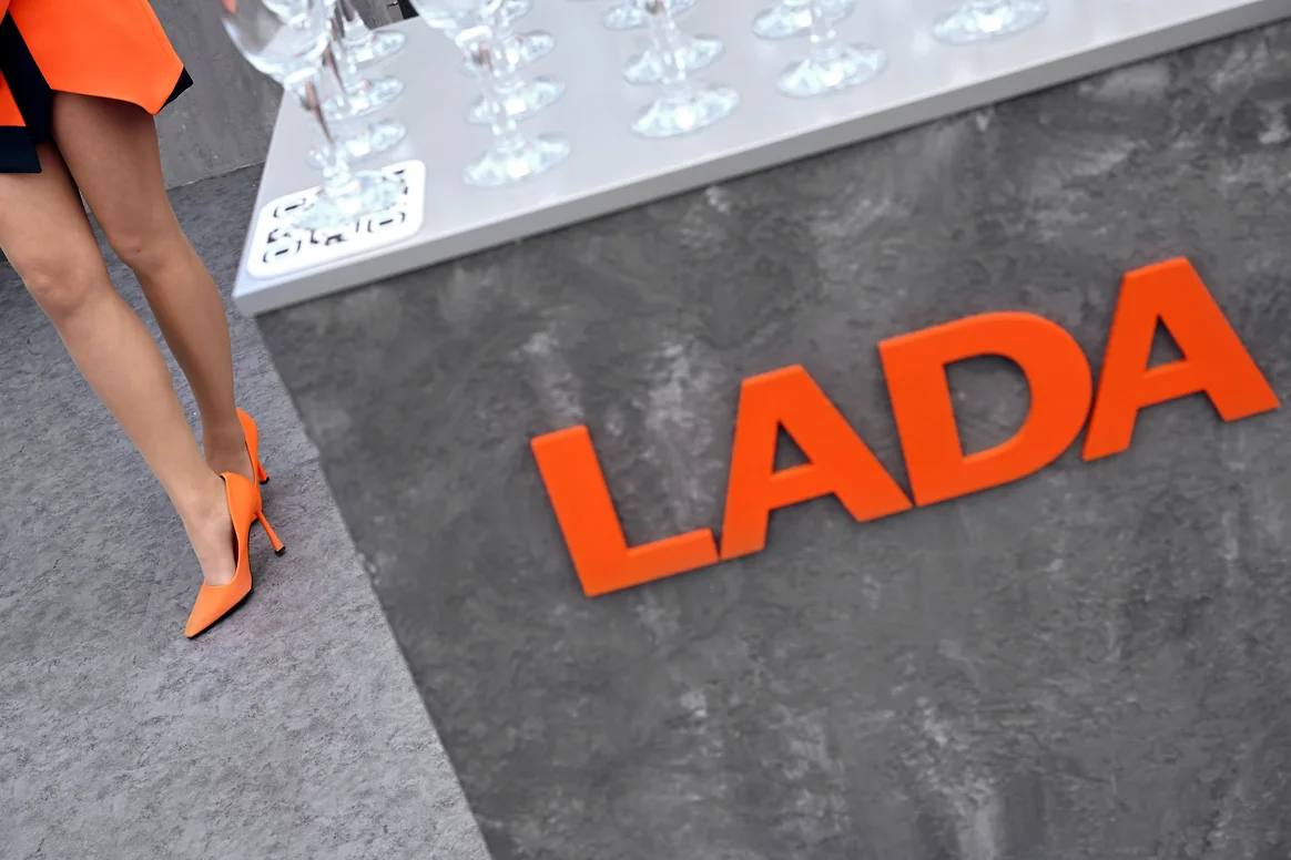 АвтоВАЗ подал заявку на регистрацию товарного знака Lada Salut АвтоВАЗ подал заявку на регистрацию товарного знака Lada Salut для возможной новой модели автомобиля Информация об этом появилась в открытой базе данных Федерального института промышленной собственности В заявке указано что АвтоВАЗ хочет использовать название Lada Salut для автомобилей запчастей и обслуживания Также планируется использовать этот бренд для мультимедийных систем и телекоммуникационных услуг Ранее АвтоВАЗ иногда скрывал свои данные в патентных заявках kommersant volga
