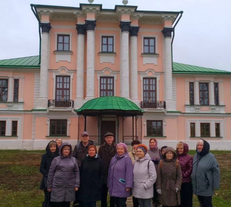 В рамках программы Активное долголетие жители Жуковского посетили Воскресенск Для участников клуба Активное долголетие была организована экскурсионная программа включающая бесплатное посещение парковой территории Усадьба Кривякино отдел краеведения Воскресенской централизованной библиотечной системы пеший маршрут по центральной части города с самостоятельным посещением храма святителя Иоанна Златоуста В мероприятии приняли участие 19 человек Напомним программа Активное долголетие реализуется в Подмосковье с 2019 года Участниками могут стать женщины старше 55 лет и мужчины старше 60 лет Все занятия и экскурсии проводятся бесплатно Записаться можно через портал или мобильное приложение Соцуслуги по телефону 8 498 484 84 78 при посещении Комплексного центра социального обслуживание и реабилитации Раменский Московская область г о Жуковский ул Фрунзе д 12а Pak Andronik Жуковский