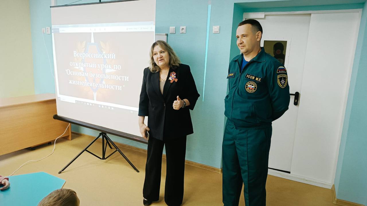 В детском саду "Сказка" прошёл Всероссийский открытый урок культуры безопасности, приуроченный Году защитника Отечества и посвящённый празднованию 80-й годовщины Победы в Великой Отечественной войне 1941-1945 годов, Дню пожарной охраны.   ‍ В ходе мероприятия, Усов Михаил Евгеньевич, командир отделения 23 ПСС г. Урюпинск, выступил перед воспитанниками старших групп с познавательной лекцией.  Михаил Евгеньевич в доступной форме рассказал детям о том, как правильно вести себя в лесу, у реки или озера, чтобы избежать опасных ситуаций. Он напомнил о важности соблюдения правил пожарной безопасности и объяснил, что делать в случае возникновения пожара.