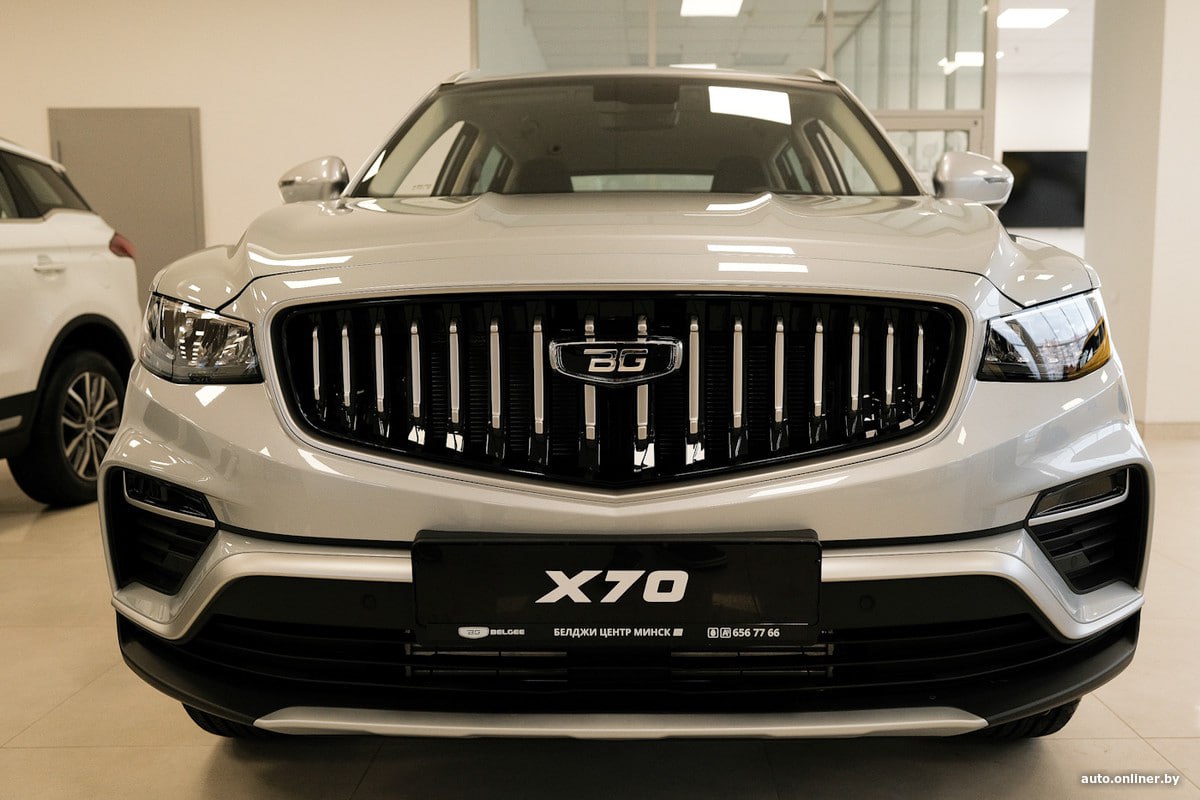 Обновленный Belgee X70 В белорусских автосалонах стартовали продажи обновленного кроссовера Belgee X70 Внешне модель изменилась минимально новая решетка радиатора с вертикальными ламелями в стиле Geely Monjaro стала единственным отличием Интерьер остался прежним но мультимедийная система получила новую прошивку с поддержкой Apple CarPlay через кабель Android Auto по прежнему недоступен Теперь X70 доступен в трех версиях Базовая Comfort Plus за 77 900 рублей включает LED оптику датчики дождя и света бесключевой доступ и камеру заднего вида Под капотом 1 5 литровый турбомотор 177 л с 6 ступенчатая АКП и передний привод Версия Luxury Plus 81 900 рублей дополнена полным приводом 7 ступенчатым роботом и мягким гибридом 190 л с а также режимом Off Road Ожидается также топовая комплектация Flagship но ее детали пока не раскрыты Перекус