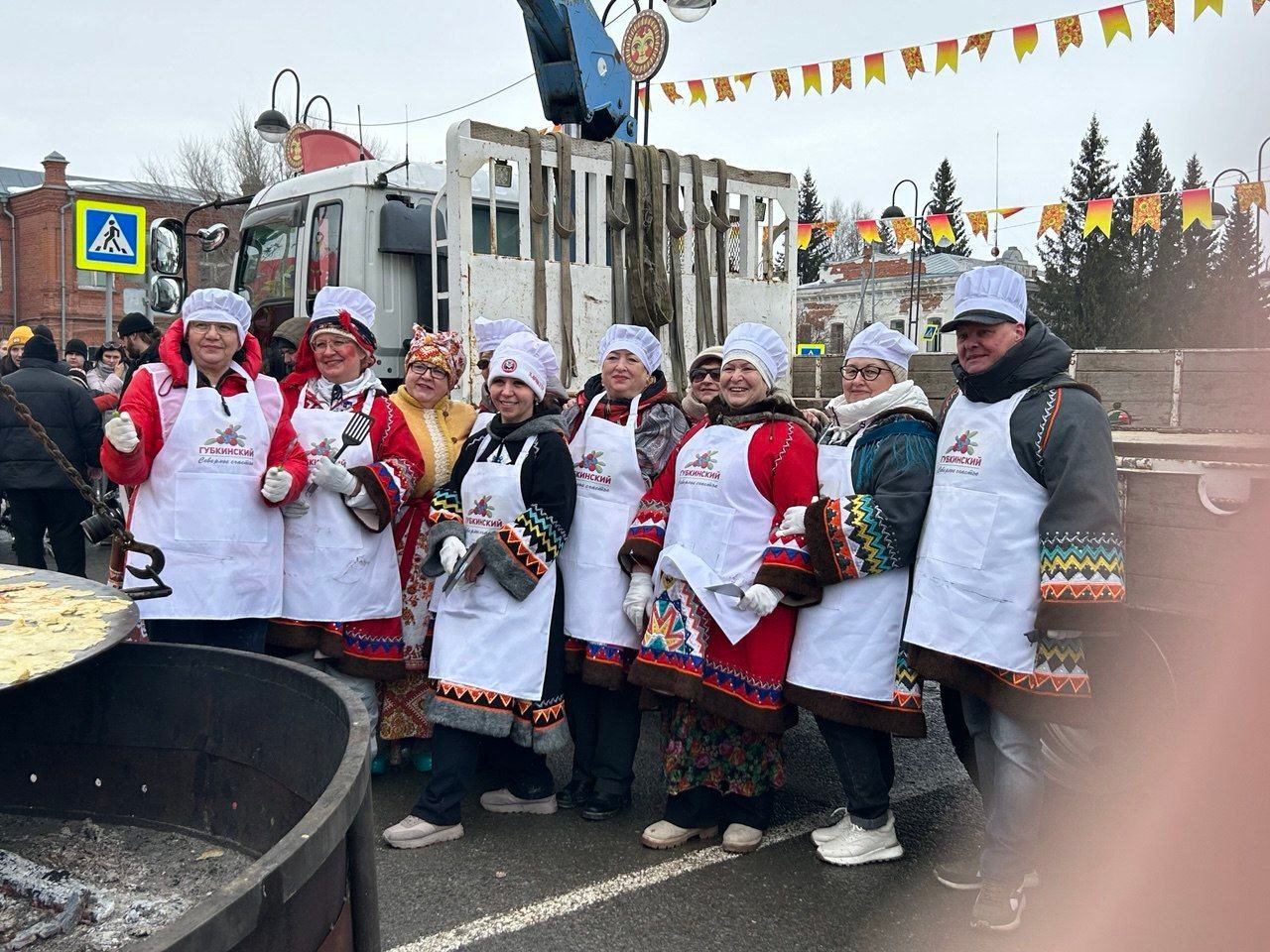 В Ялуторовске завершилась битва блинопеков, где четыре команды пекли трёхметровые блины.    Победителей определяли по целостности блина, вкусу, рецепту, внешнему виду команды и подаче.  3 место - сборная "Этажи МЧС" 2 место - Нягань 1 место - Губкинский.    У каждой команды была своя изюминка. К примеру, у "Этажей" рецепт разработала нейросеть, Нягань использова в рецепте минералку "Ессентуки 17", а губкинцы - частушки.    К слову, на один блин в среднем используется 100 яиц, 18 кг муки, 30 литров молока, 4 кг сахара, 0,7 кг соли. Зрители получили заряд эмоций и попробовали вкусные блины.  #тк