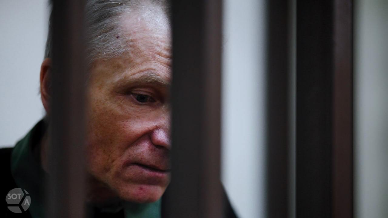 Алексея Горинова перевели из ШИЗО в ПКТ После четырех подряд водворений в ШИЗО в колонии 10 в Рубцовске Алексея Горинова перевели в ПКТ помещение камерного типа Пока на два месяца однако этот срок может быть продлен до полугода Там теплее чем в ШИЗО а также выдают матрас подушку и одеяло Алексей также отметил что после освобождения из ШИЗО чувствует себя лучше Вместе с тем ПКТ это очень строгие условия содержания в исправительных колониях и тюрьмах заключенных там изолируют друг от друга сокращают время прогулок и количество свиданий значительно ограничивают допустимый лимит покупок и телефонных звонков с близкими а также уменьшают количество разрешённых посылок сообщили в группе поддержки Горинова Политзаключенный рассказал что за последнее время к нему дважды приезжал прокурор а также Уполномоченный по правам человека по Алтайскому краю Последний пообещал Горинову рассмотреть все его жалобы а также заверил что проблемы с письмами носят технический характер Фото архив SOTAvision Подпишитесь на SOTAvision новости из России без цензуры и пропаганды