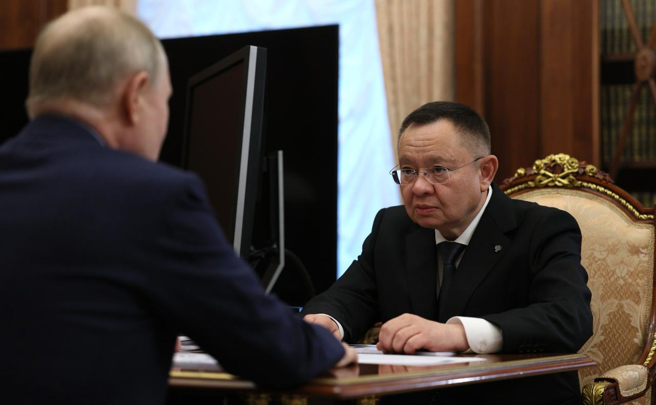 В правительстве предложили расширить число вузов с обязательной отработкой по распределению для выпускников Министр строительства Ирек Файзуллин заявил что студенты строительных вузов должны проходить обязательную отработку по распределению Аналогичную практику для выпускников медвузов ранее предложил ввести Минздрав Цитата Я считаю что какое то время человек отучившийся на бюджете должен отработать сказал Файзуллин на пленарной сессии форума 100 цитата по ЕАН  Глава Минстроя отметил что его заместители задают ему вопрос как привязать выпускников к предприятиям если они частные Но бизнес тоже в этом заинтересован подчеркнул Файзуллин  Идея Файзуллина продолжает инициативу Минздрава Летом ведомство предложило сделать целевыми все бюджетные места по программам высшего медицинского и фармацевтического образований В таком случае всем студентам бюджетникам медвузов придется работать по распределению или платить компенсацию в размере стоимости обучения а также штраф в двукратном размере от стоимости обучения Минздрав уже получил положительный отзыв правительственной комиссии на свой законопроект  Владимир Путин еще в 2019 году поручал ввести распределение для выпускников медвузов А в 2020 году он называл в целом возможным вариант при котором студенты которые учатся за государственный счет должны либо отработать либо вернуть деньги Если вы учитесь за собственные деньги вы имеете право поехать куда угодно и где угодно работать а если вы учитесь за счет государства особенно если целевым образом Не хочешь работать там не выполняешь условия контракта верни деньги тогда это по честному подчеркивал он  Практика целевого распределения выпускников существовала в СССР Подпишитесь на Агентство