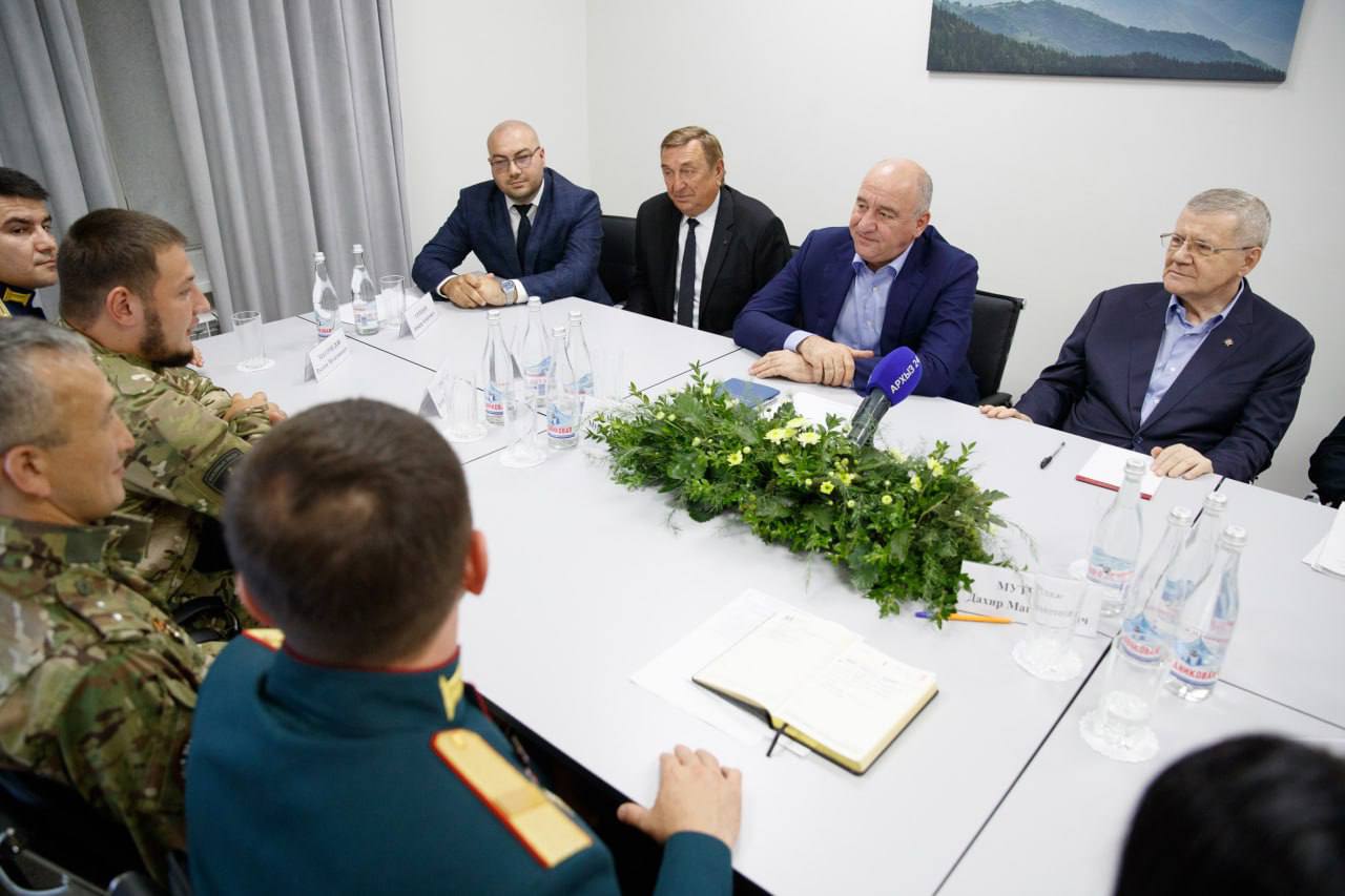 Полпред Президента в СКФО Юрий Яковлевич Чайка посетил региональный фонд «Защитники Отечества» в Карачаево-Черкесии, осмотрел инфраструктуру фонда. Руководитель филиала Марат Мухтарович Абазалиев  ознакомил с  деятельностью и проектами фонда, направленными на социальную поддержку участников и ветеранов специальной военной операции, членов их семей.   Фонд «Защитники Отечества» в Карачаево-Черкесии при активном содействии Правительства республики и  муниципалитетов реализует программы по оказанию юридической, медицинской и психологической помощи, а также содействует трудоустройству и реабилитации ветеранов. За время работы, с июня 2023 года фондом рассмотрено около 5 тысяч заявлений, проведено свыше двух сотен мероприятий, большой цикл работ проводится в части патриотического воспитания молодежи.   Вместе с Юрием Яковлевичем встретились с нашими бойцами -  ветеранами СВО и членами семей, а также участниками кадровой программы "Герои Карачаево-Черкесии".  В ходе открытого диалога обсудили актуальные вопросы поддержки наших военнослужащих, улучшения механизмов социальной адаптации после возвращения с линии фронта, а также реализуемые меры господдержки.   Полпред особо подчеркнул, что регионы многонационального и многоконфессионального Северного Кавказа, в том числе Карачаево-Черкесия, подарили стране множество высокопрофессиональных военных кадров и настоящих патриотов Отчизны.   Считаю, что наших бойцов, безусловно, характеризует высокое национальное патриотическое самосознание, мужество и чувство долга.   Ребята рассказали о своем боевом опыте - это истории, которые не могут оставить равнодушным и пронизывают чувством гордости за мощь и величие нашей страны, которая заключается в стойком характере каждого нашего бойца, кто самоотверженно сражается за честь мундира и во имя будущего страны.  Юрий Чайка высоко оценил итоги работы, а также потенциал филиала фонда в регионе, и выразил благодарность всем, кто вносит вклад в укрепление обороноспособности России.