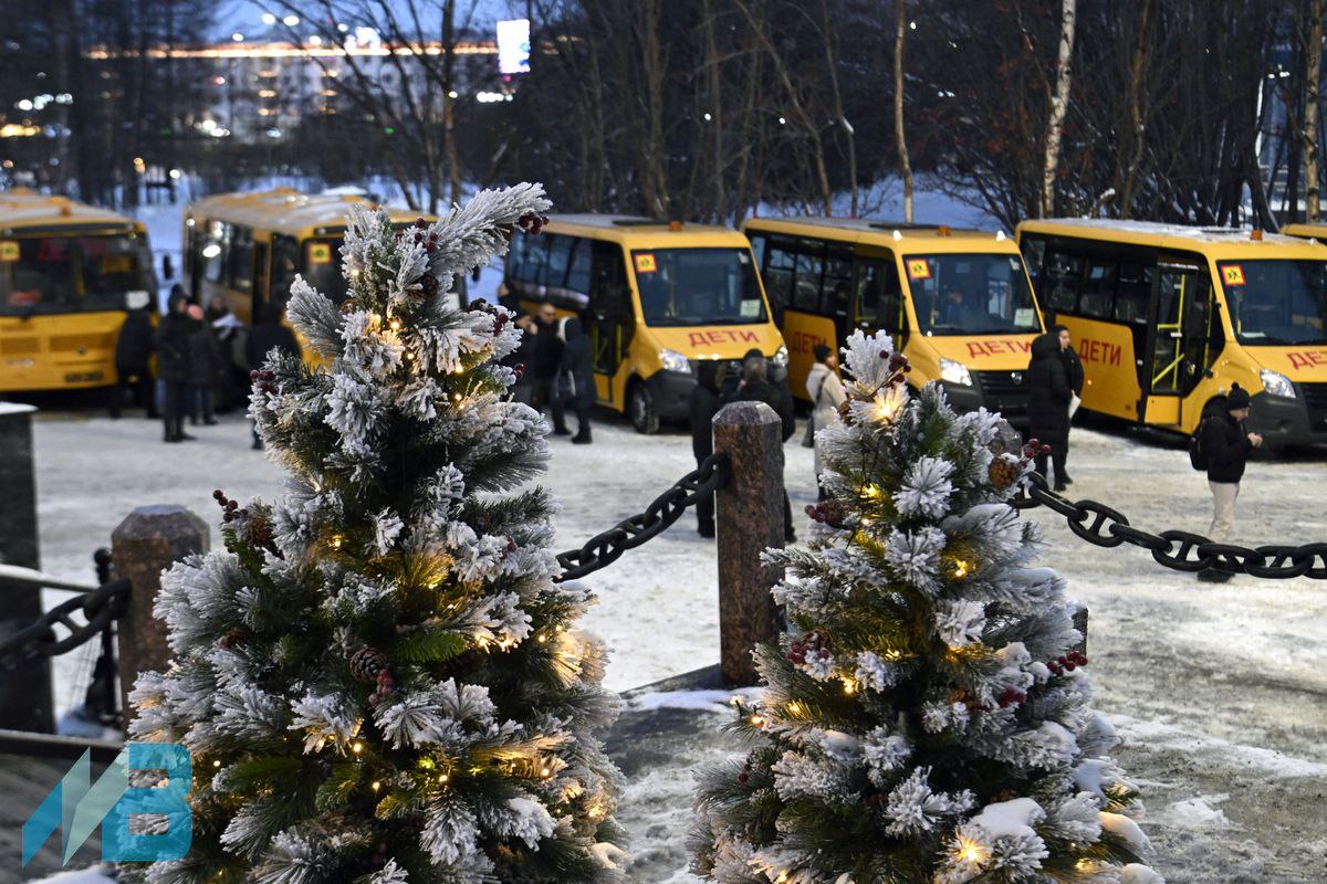 Сразу 21 новый автобус поступил в школы Мурманской области  Церемония передачи школьных автобусов состоялась в четверг на площади перед ДК имени С.М. Кирова. Желтые автобусы с табличками «Дети» на лобовых стеклах и сигнальными мигалками на крышах выстроились в ряд.  Ключи от автобусов главам муниципалитетов и водителям вручил губернатор Мурманской области Андрей Чибис. Он отметил, что всего с 2019 года на средства федерального и регионального бюджетов были приобретены и переданы в муниципалитеты 78 машин. С учетом сегодняшних двадцати одного, выходит без одного сотня.   Все автобусы отечественного производства. Это ГАЗели и ПАЗы, они рассчитаны на перевозку от 15 до 32 детей. Все отвечают современным требованиям правил организованной перевозки группы детей автобусами. Автобусы совершенно новые, с защитной пленкой на сиденьях, в них двойные окна с обогревом, они оборудованы тахографом, аппаратурой спутниковой навигации ГЛОНАСС, маячками желтого или оранжевого цвета.