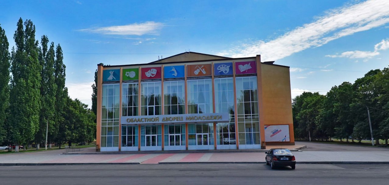 Сквер в Курске со скейт-парком и памп-треком благоустроят за 60 млн рублей Курские власти объявили торги на благоустройство территории «Областного Дворца молодежи» на улице Белгородская, 14Б. Начальная цена – 59,8 млн рублей, причем оплачивать работы будут из собственных средств. Прием заявок на участие в тендере пройдет до 23 июля. Победившей компании до конца 2025 года предстоит разобрать старые покрытия, выложить новую плитку и асфальт, срубить деревья и озеленить территорию, установить калитки, банкетки, скамейки, качели, беседки, велопарковку, шахматные и теннисные столы, стойки для зарядки мобильных устройств, детский городок и гимнастические комплексы общей стоимостью почти миллион, а еще выставить арт-объекты более 700 тыс. рублей и скейт-парк с памп-треком более чем на 7 млн рублей. Сейчас вокруг дворца находится старая детская площадка и ржавые ограждения. Еще в 2019 году жители указывали на отсутствие лавочек на территории. Как будет выглядеть территория после благоустройства – пока неизвестно. Подписывайся на «Площадь»