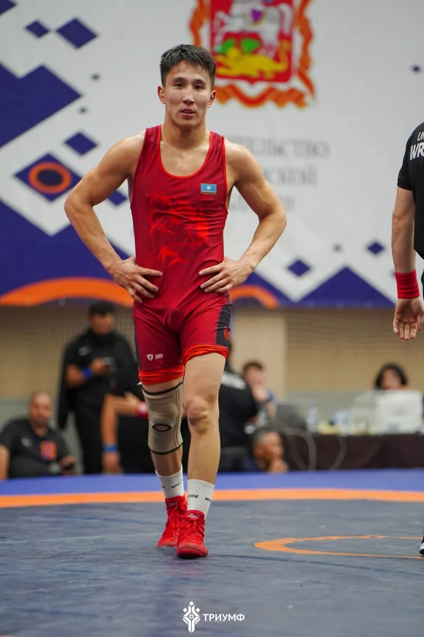 Якутские борцы на старте студенческого чемпионата России Сборная Саха выступит на чемпионате России по вольной борьбе среди студентов который пройдёт с 16 по 20 апреля в Москве в УСК РУС ГЦОЛИФК Турнир станет ключевым этапом отбора на чемпионат мира в Бразилии где в июне соберутся сильнейшие борцы В соревнованиях примут участие более 300 атлетов со всей страны включая победителей и призёров крупнейших международных и всероссийских стартов Состав сборной Саха 61 кг Артем Слепцов Уйгун Степанов 65 кг Эдуард Попов 70 кг Арсен Кононов Артур Попов Иннокентий Антонов 74 кг Владимир Бояновский Олег Фомин 59 кг Светлана Васильева Напомним что в прошлом году представители сборной завоевали 4 бронзовые медали     Программа турнира время московское 16 апреля четверг день приезда 17 апреля пятница 10 00 20 00 предварительные поединки по вольной борьбе во всех в к 18 апреля суббота 10 00 утешительные поединки по вольной борьбе во всех в к 18 00 19 30 финальные поединки по вольной борьбе во всех в к 19 апреля воскресенье 10 00 18 00 предварительные утешительные и финальные поединки по женской борьбе во всех в к Мы во Вконтакте Мы в МАХ triumphsakha