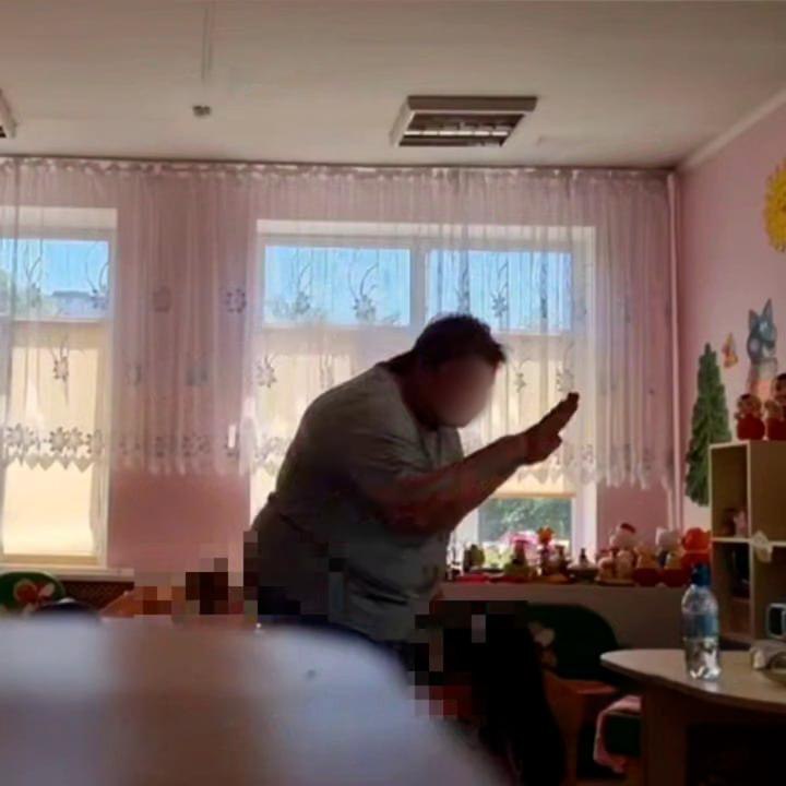 Кубань 24 Полиция проверит сообщение о грубом обращении с детьми в детсаде Новороссийска. В соцсетях появилось видео, на котором воспитательница игнорирует плач, нецензурно обзывает и бьет по лицу 2-летнего ребенка. Городской отдел УМВД по делам несовершеннолетних проводит проверку. Кубань 24 @