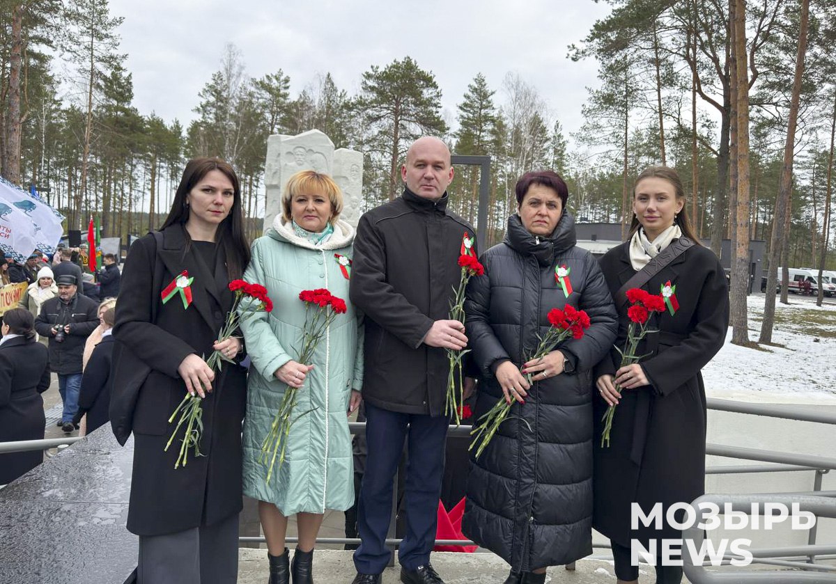 Мозыряне почтили память жертв Озаричского лагеря смерти  Сегодня на мемориальном комплексе в Калинковичском районе состоялся митинг-реквием, посвященный 81-й годовщине освобождения лагеря, где в 1944 году погибло около 20 тысяч мирных жителей.  Подразделения вермахта использовали мирное население в качестве прикрытия на пути наступления советских войск. 18–19 марта войска 65-й армии 1-го Белорусского фронта освободили узников – около 30 тысяч человек.  Мемориальный комплекс «Озаричи» ежегодно 19 марта собирает неравнодушных белорусов. Вот и сегодня участники митинга-реквиема – представители власти, общественных организаций, ветераны, молодежь – возложили цветы и венки, минутой молчания почтили память погибших.