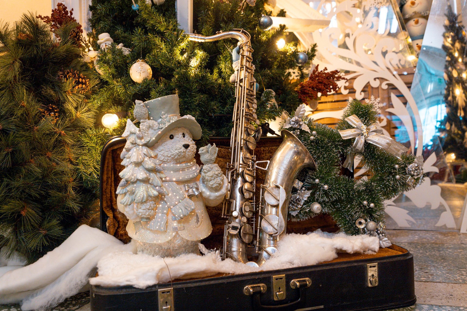 Дорогие друзья Завтра 11 декабря музей на проспекте Карла Маркса 55 будет закрыт по техническим причинам Нам очень жаль доставлять неудобства и мы обязательно откроем двери для вас сразу после завершения всех необходимых работ Но есть и приятная новость которой хочется поделиться В музее уже поселилось настоящее зимнее настроение заработала выставка Время волшебства Это уютное пространство где можно почувствовать приближение Нового года и Рождества вдохнуть аромат праздника увидеть свет добрых историй и просто на минутку остановиться чтобы почувствовать чудо Мы с нетерпением ждём встречи с вами приходите после открытия чтобы окунуться в эту атмосферу и поделиться с нами теплом зимних дней