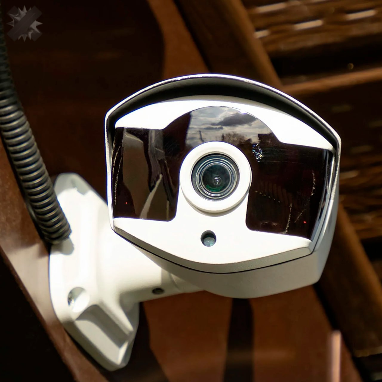 В казанской школе обнаружили камеры в туалете но они оказались муляжами Ученики 18 й школы пожаловались что в мужской уборной установили камеру направленную на кабинки и писсуары без ограждений Школьники встревожились и начали жаловаться в соцсетях Руководство объяснило это муляжи поставленные для профилактики чтобы не ломали сантехнику шкафчики и не курили Пообещали убрать фейковое наблюдение ну вот зачем вообще такое ставить точно ли муляжи НМШ