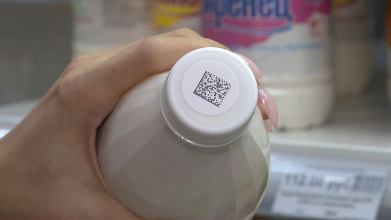 Налог на налог сюр какой то Продукты в России подорожают ещё сильнее из за очередной госпошлины Компании хотят обязать платить за внесение сведений об обороте маркированных товаров в госинформсистему мониторинга Но фактически это будет дублировать платёж за код маркировки без экономического обоснования жалуются производители Бизнес уже оплачивает издержки оператора системы не только 60 копеек за марку на каждом товаре но и 20 НДС Пищевая промышленность платит оператору системы за коды маркировки 52 млрд в год Даже если пошлина составит 10 копеек это всё равно будет существенно для бизнеса И приведёт она к росту цен для конечных потребителей Также возродится серый рынок для борьбы с которым маркировку изначально и вводили Ритейлеры уже обратились к Мишустину с просьбой отменить эти изменения retailrus