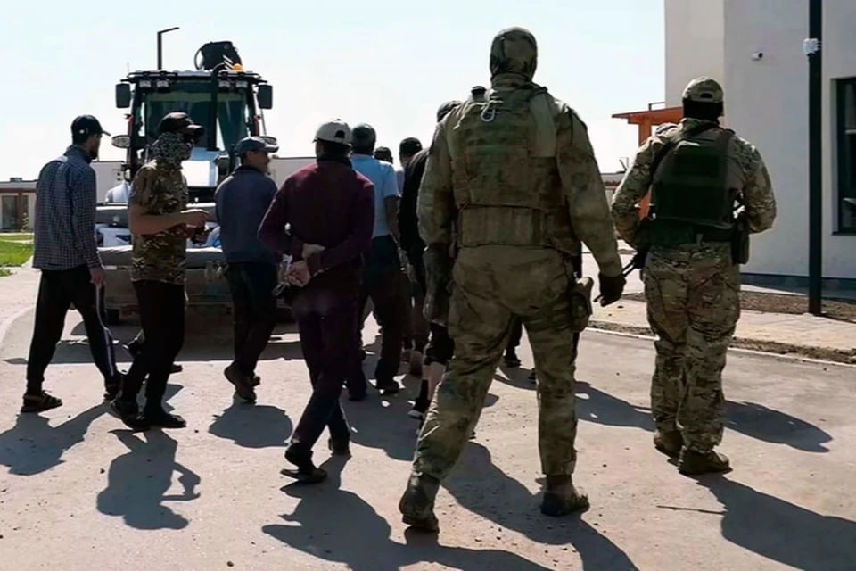 В ходе рейдов по стройкам в Херсонской области выявили десятки рабочих-нелегалов Правоохранители Херсонской области провели рейды для выявления иностранных граждан, незаконно пребывающих на территории России. Удалось выявить ряд нарушителей, работавших в регионе без должных документов. «На одном из строящихся объектов Генического района проверено 170 иностранных граждан, осуществляющих строительные работы. Как выяснилось, в отношении 18 лиц не были поданы в трехсуточный срок уведомления об их прибытии на территорию региона. В отношении директора строительной организации составлено 18 протоколов об административном правонарушении», - сообщает СУ СК РФ по Херсонской области. Также проверили и места проживания иностранцев, где выявили еще 64 человека, из которых 12 находились и работали в России с нарушениями миграционного законодательства. На них также составили административные протоколы. А всего при поддержке полиции и Росгвардии в ходе первого этапа операции «Нелегал» было проверено более двух тысяч объектов. При этом было выявлено 150 нарушений миграционного законодательства.