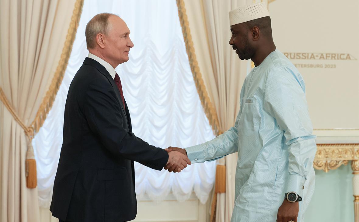 Путин 23 июня проведет переговоры с президентом Мали в Кремле «Планируется обсуждение вопросов дальнейшего развития российско-малийского сотрудничества, включая торгово-экономическую и инвестиционную сферы, а также актуальных проблем региональной и международной повестки дня», — сообщили в Кремле. Ранее источники «Африканской инициативы» сообщали, что Гоита посетит Россию с 22 по 26 июня для переговоров с Путиным. По словам собеседников агентства, в состав малийской делегации войдут профильные министры. Они обсудят с российской стороной взаимодействие в сфере энергетики и сельского хозяйства, а также военно-техническое сотрудничество. Африканская инициатива Подписаться