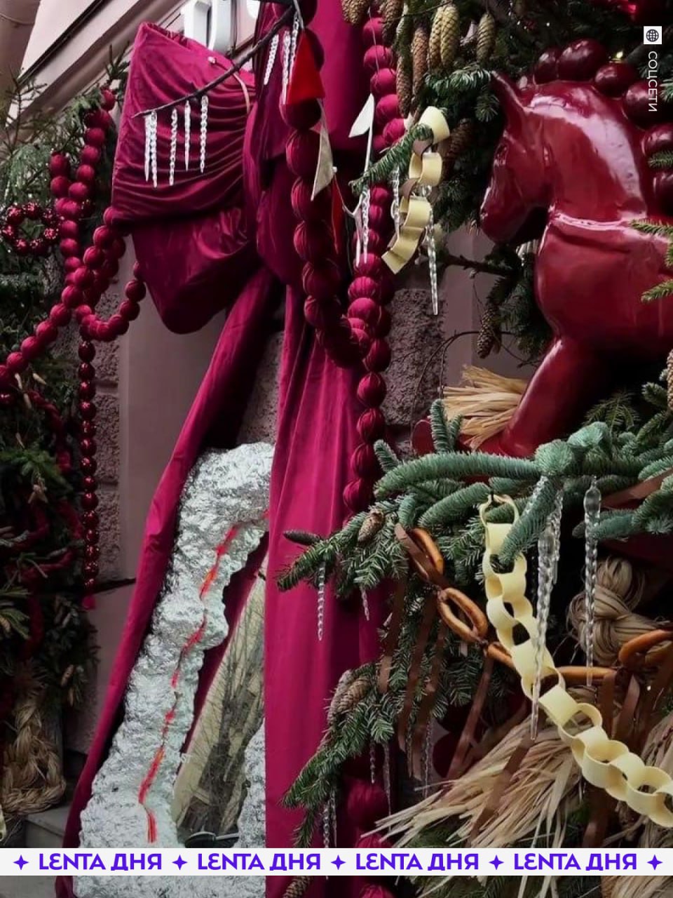 Гирлянды из баранок назвали осквернением памяти о блокаде Съедобные украшения повесили на входе в цветочный магазин в Петербурге Однако такой декор не понравился местным и они пожаловались в администрацию В жалобе указано что хлебобулочные изделия на уличных украшениях недопустимы в Петербурге в Ленинграде в городе который пережил блокаду Бизнесмены при этом отмечают что такое украшение использовалось ещё в Древней Руси но баранки всё таки убрали Что думаете декор в виде еды это уже слишком ничего такого это всего лишь баранки Подпишись на Ленту дня MAX ТГ