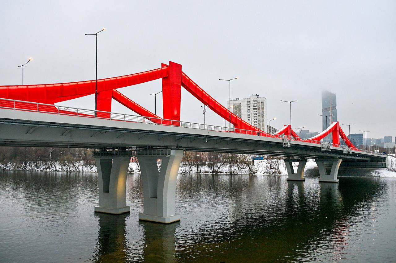 Открыли новый мост через Москву-реку в районе улицы Мясищева. Он связывает Филевскую и Мневниковскую поймы.