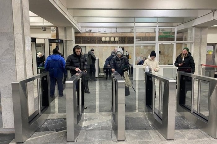 В Екатеринбурге собираются увеличить стоимость проезда в метро  Директор метрополитена Екатеринбурга Андрей Панаиотиди заявил, что себестоимость проезда в подземке составляет 40 рублей при реальной стоимости в 33 рубля. Поэтому в будущем возможно поднятие цены на оплату проезда.  — Органы власти, если будут принимать это решение, оно будет. Но на сегодня пока таких решений не принято. Понимаю, что процесс неотвратимый в будущем, — отметил Панаиотиди в эфире ОТВ.  По его словам, недобор средств заставляет отодвигать ремонт инфраструктуры, замену кабельных линий и трубопроводов метрополитена. При этом на станциях невозможно установить оборудование для предотвращения случаев падения или прыжков на рельсы — его просто не получится закрепить. Также в метро остаётся проблема с дефицитом кадров.