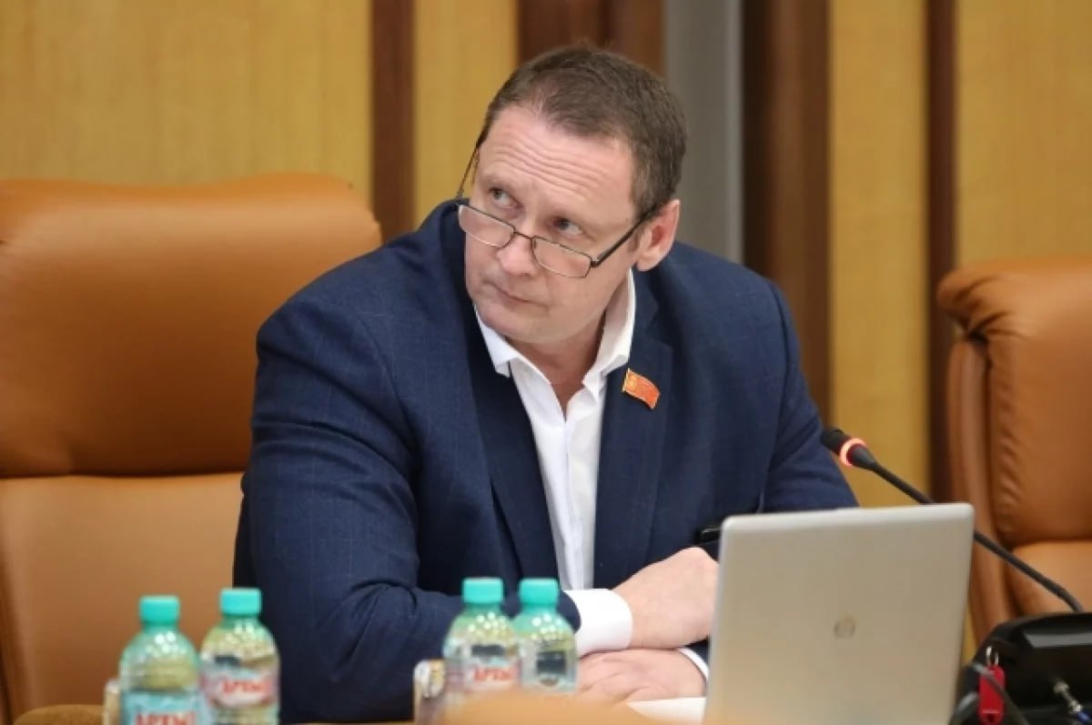 Депутата красноярского горсовета Вячеслава Дюкова могут лишить мандата Вопрос о досрочном прекращении полномочий Дюкова рассмотрели на заседании постоянной комиссии по местному самоуправлению 22 октября В качестве причины в горсовете указывают выявление прокуратурой факта нарушения Дюковым антикоррупционного законодательства В чем заключается нарушение не уточняется Вячеслав Дюков стал депутатом горсовета в 2018 году В 2023 год переизбрался В начале 2024 года он попал в скандал в связи с некорректным высказыванием об участниках СВО Тогда его лишили членства в партии Единая Россия и должности председателя комиссии по градостроительству и дорожно транспортной инфраструктуре Депутатский мандат тогда он сохранил Подписывайся на АиФ Новости Красноярска