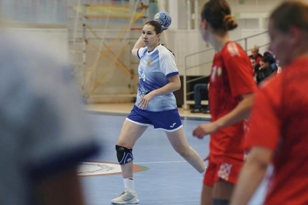 Гандболистка волгоградского Динамо Синары вызвана в сборную России Национальная команда с 17 по 24 ноября проведет учебно тренировочный сбор на базе в подмосковном Новогорске Главный тренер российской дружины воспитанница волгоградской школы ручного мяча Людмила Бодниева вызвала на сбор 20 гандболисток В этот список вошла 21 летняя разыгрывающая Динамо Синары Алина Загороднева Также на сбор приедут волгоградки сейчас выступающие за другие российские клубы Софья Васильева Антонина Санталова обе ЦСКА Анастасия Шкитина Черноморочка и Дарья Стаценко Ростов Дон vpravda ru sport gandbolistka volgogradskogo dinamo sinary vyzvana v sbornuyu rossii 217921 Федерация гандбола России