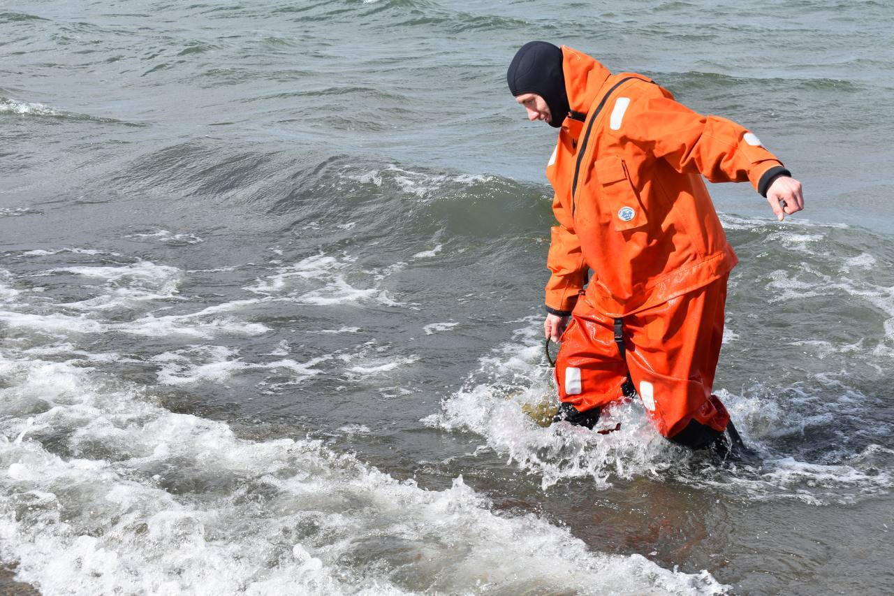 15 мешков мусора подняли водолазы со дна Кенона Специалисты «Забайкалпожспаса» перед началом купального сезона осмотрели площадь свыше 13 660 квадратных метров дна водоёма на глубине от одного до трех метров. Водолазы подняли на поверхность стекло, металлические предметы, автомобильные шины и остатки рыболовных снастей – всего 15 больших мусорных мешков. Видео: Департамент по гражданской обороне и пожарной безопасности
