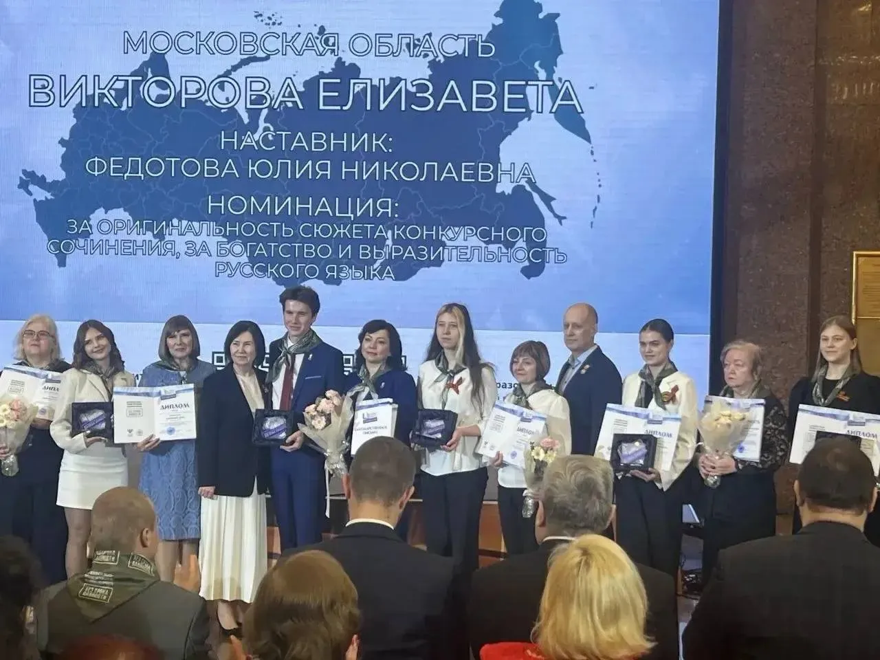 Школьница из Малоярославца стала призером Международного конкурса сочинений Без срока давности Элина Никуличева из 10 класса школы 2 Малоярославца написала свою работу от лица брата участника поискового отряда Одним из ключевых эпизодов стал момент нахождения поисковиками останков мирных жителей в деревне Речица Думиничского округа где в 1942 году фашисты устроили кровавую расправу не щадя детей женщин стариков От этих слов из сочинения Элины Никуличевой мороз по коже Когда бережно складываешь в мешок крошечный скелет всякая абстрактная идея неонацизма становится чудовищно конкретной Это не где то там Это здесь И это может повториться если мы мое поколение позволим отметил губернатор Калужской области Владислав Шапша В этом году на конкурс было подано больше 500 тысяч работ а награждение победителей и призеров прошло в столичном Музее Победы Наш канал в MAX Прислать новость