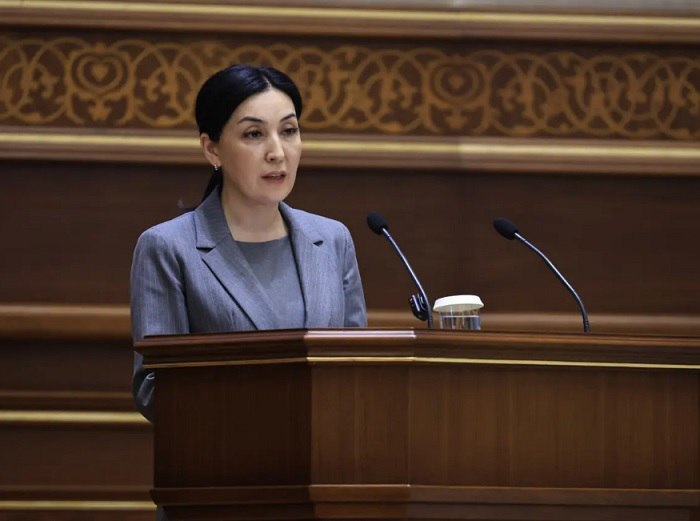 В Узбекистане за первые шесть месяцев 2025 года выявлено и расследовано 185 случаев нарушения прав ребенка, 60 из которых связаны с насилием в отношении несовершеннолетних. По данным фактам возбуждено 16 уголовных и 22 административных дела, следует из отчета офиса детского омбудсмена республики. Всего за отчетный период в адрес Уполномоченного Олий Мажлиса по правам ребенка поступило 885 обращений, что на 47% превышает показатель первого полугодия прошлого года. Уточняется, что 20 жалоб, или 2,3% от их общего числа, направили непосредственно несовершеннолетние граждане. В отчете говорится, что усилиями офиса детского омбудсмена на основании обращений родителей и других родственников в страну из-за рубежа вернули пятерых детей. Вместе с тем одного ребенка, напротив, по тем же причинам отправили в Россию. Продолжение читайте на сайте "Ферганы"
