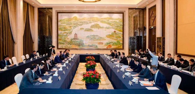 Казахстан и Китай обсудили совместное возведение обогатительной фабрики В Астане состоялась встреча первого зампремьер министра РК Романа Скляра с председателем совета директоров MCC International Engineering Group Co Ltd Чжу Сяофеем с целью обсуждения перспектив взаимодействия в промышленной сфере Главное внимание на переговорах было уделено расширению сотрудничества в горно металлургическом секторе а также вовлечению китайской компании в реализацию масштабных индустриальных проектов на территории Казахстана В этой связи стороны обсудили инициативу строительства обогатительной фабрики в Атасу предназначенной для переработки железной и марганцевой руды Казахстан считает проект стратегически важным для развития горной отрасли повышения добавленной стоимости продукции создания новых рабочих мест В этой связи Скляр подчеркнул что международный опыт MCC в реализации проектов под ключ от проектирования и поставки оборудования до строительства и ввода объектов в эксплуатацию представляет большой интерес для Казахстана особенно в контексте модернизации производственных мощностей и укрепления сырьевой базы Он также подтвердил что правительство Казахстана готово обеспечить необходимую межведомственную поддержку проекта и оперативно решать оргвопросы создавая благоприятные условия для привлечения иностранных инвестиций и технологических партнеров По итогам переговоров стороны договорились о вовлечении MCC International Engineering Group в проект формировании совместной рабочей группы и согласовании сроков подготовки дорожной карты с определением основных этапов реализации Обе стороны подтвердили готовность продолжать сотрудничество по горно обогатительным инициативам Казахстан Китай ExpressAsia