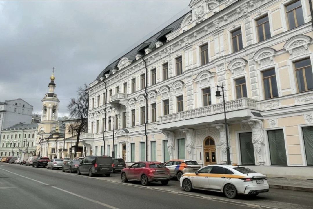 В Москве шесть домов признали памятниками. Что будет с сотнями других в "листе ожидания"  Мосгорнаследие сообщило, что в список объектов культурного наследия регионального значения вошло еще шесть зданий Москвы. Ранее эти исторические здания имели промежуточный статус выявленных объектов культурного наследия. Но в списке выявленных остаются еще сотни объектов, которые уже в этом году могут из него исключить. Что наверняка будет означать их утрату.  Подробнее об этом - на сайте "Родины"    Доходный дом Расторгуева на Солянке - Дом с атлантами / Мосгорнаследие