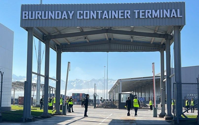 Близ Алматы открыли Burunday Container Terminal В промзоне Алматинской области Казахстана состоялось открытие многофункционального контейнерного терминала Burunday Container Terminal передаёт Portnews Параметры терминала общая площадь территории 16 5 гектара площадь терминала 50 тысяч квадратных метров пропускная способность 100 тысяч TEU в год площадь крытого склада временного хранения 2 5 тысячи квадратных метров Строительство объекта началось в июле 2024 года спустя год терминал принял первый контейнерный поезд По данным InfraNews ожидается что в рамках второго этапа строительства который завершится в 2026 году на территории терминала заработает склад класса А площадью 19 тысяч квадратных метров Ранее LogiStan писал о том что в рамках проекта ТЛЦ предполагается строительство контейнерного терминала с пропускной способностью 100 000 TEU в год парковок для легкового и большегрузного транспорта зон СВХ крытого и открытого типа перегрузочных рамп железнодорожных путей протяженностью 2 7 км Logistan info Логистика Экономика