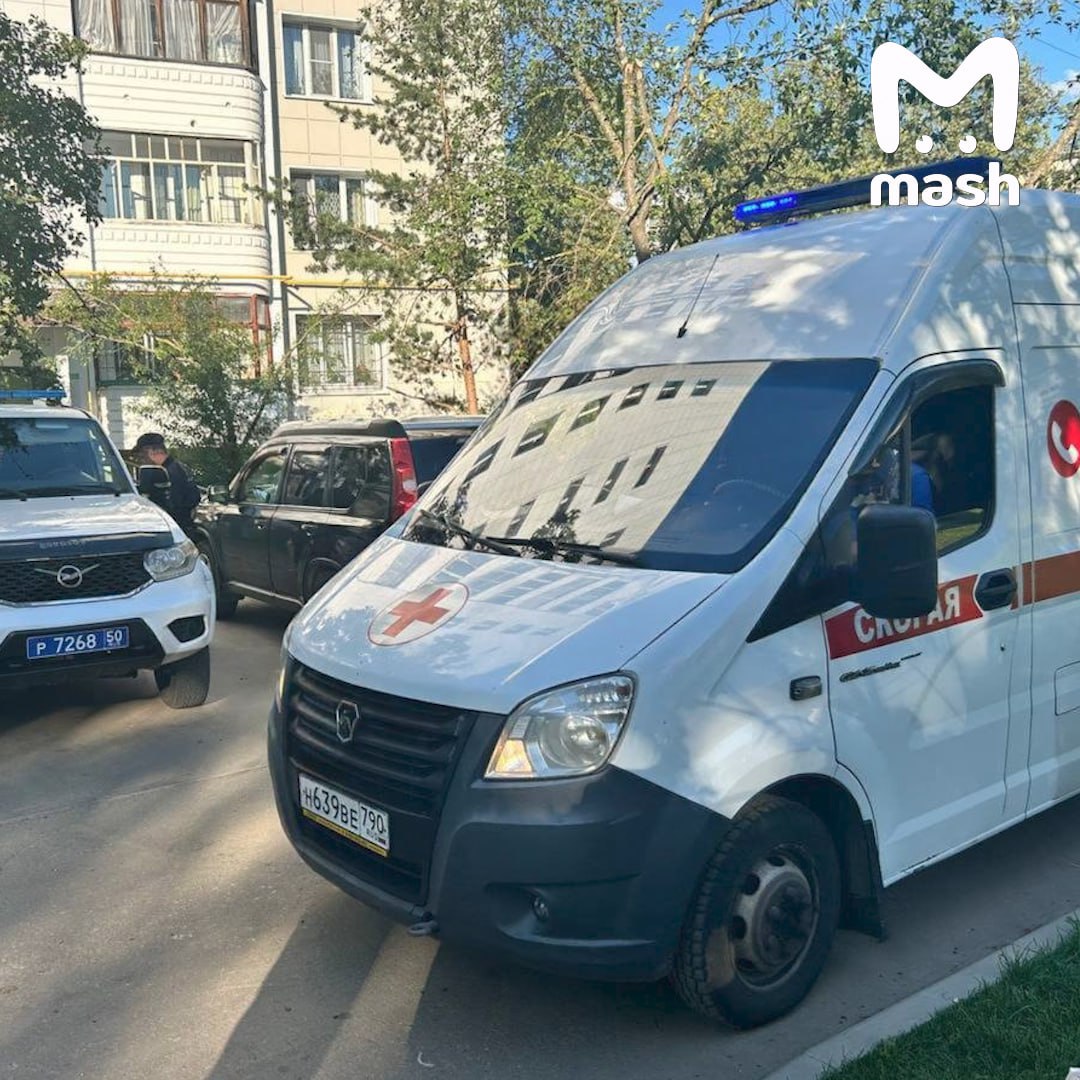 Неадекват ранил ножом в шею подростка в Сергиевом Посаде. Это случилось во дворе дома на Новоугличском шоссе. Мужчина, на вид ему 55 лет, подошёл сзади к мальчику, который сидел на качели, и ударил его. После этого нападавший заперся в своей квартире. Сейчас полицейские пытаются проникнуть внутрь жилища.