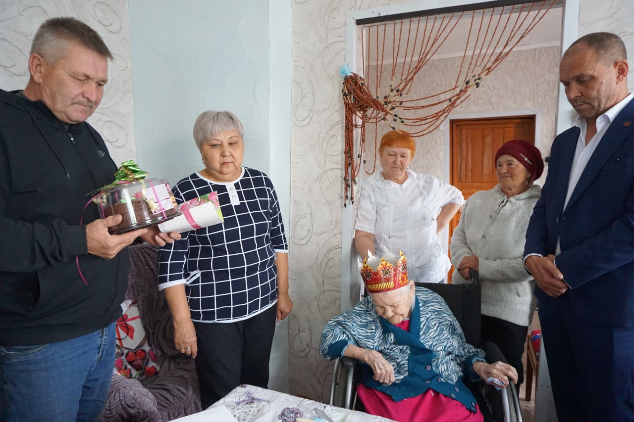 Вековой юбилей отметила труженица тыла Вчера жительнице села Арбагар Надежде Беломестновой исполнилось ровно 100 лет У труженицы тыла вдовы ветерана Великой Отечественной войны четверо детей шестеро внуков и трое правнуков Для именинницы зачитали поздравления от Президента РФ Владимира Путина и губернатора Забайкалья Александра Осипова Я не знаю в чем секрет долголетия Просто жила и трудилась Но могу сказать что в жизни самое главное здоровье Его нужно беречь И конечно же семья поделилась вековой юбиляр Надежда Терентьевна Беломестнова Фото тг канал Правительства Забайкалья Мы в МАХ zabrtk