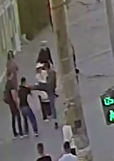 19-летний волгоградец, которого избили у остановки «Юность» , остаётся в реанимации. Как рассказали редакции «Короче, Волгоград» в облздраве, его состояние крайне тяжёлое. Подписаться на «Короче, Волгоград»
