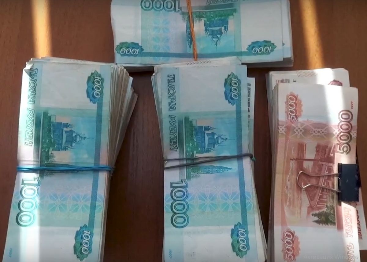 В Липецкой области задержали курьера мошенников с 1,6 млн пенсионерских рублей Публикуем видео с откровениями подручного жуликов, «отжимавших» у стариков «гробовые» деньги ↗ Прислать новость Подписаться