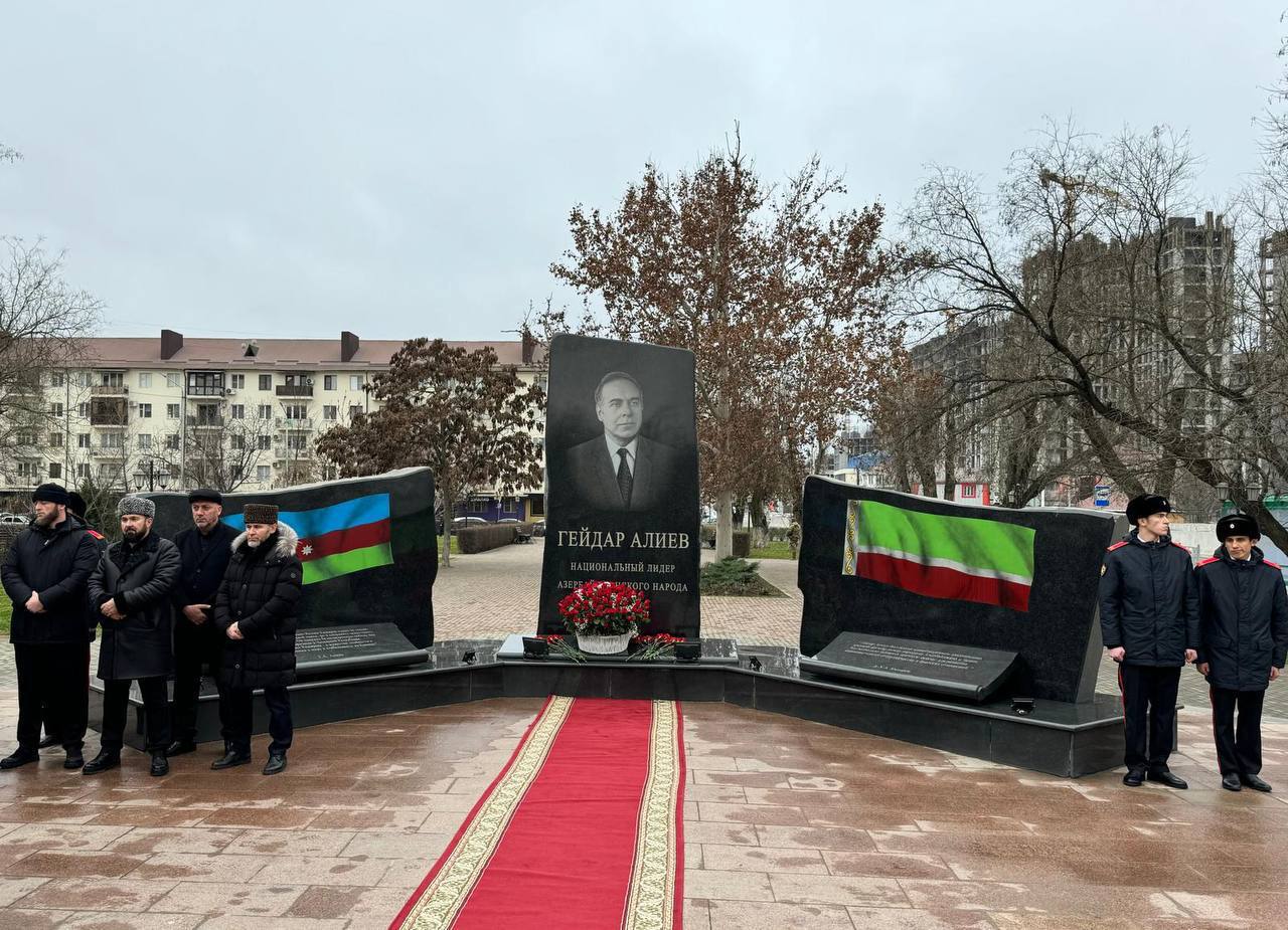 В Грозном почтили память жертв авиакатастрофы рейса Баку Грозный В сквере имени Гейдара Алиева в Грозном прошла церемония открытия мемориальной плиты в память о погибших в катастрофе пассажирского самолёта AZAL выполнявшего рейс Баку Грозный 25 декабря 2024 года В мероприятии приняли участие посол Азербайджана в России Рахман Мустафаев президент AZAL Самир Рзаев представители руководства Чеченской Республики а также члены азербайджанской общины