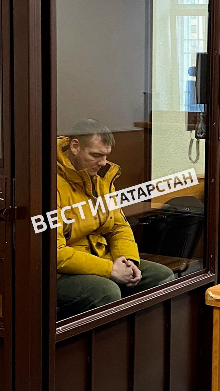 В Приволжском суде избирается мера пресечения Ленару Назимову, предполагаемому виновнику ДТП у села Каймары  Перед заседанием он ответил на вопросы журналистов. Говорит, что был трезв, а бутылка, найденная в машине, его друга, который ехал с ним. Происхождение видео, где предположительно он пьет и едет за рулем этого авто, никак не может объяснить. Свою вину он признает.  «Любой человек виноват, когда он убил другого человека. Хотя нечаянно, но всё равно. Я, конечно, не ожидал, что такое вообще может произойти», - говорит подсудимый.  Напомним, водитель автомобиля BMW Х5 превысил допустимую скорость, выехал на встречку и столкнулся с автомобилем «ВАЗ-217030». В результате аварии погиб водитель отечественного автомобиля, водитель BMW скрылся с места происшествия.  Подписаться   Сообщить новости