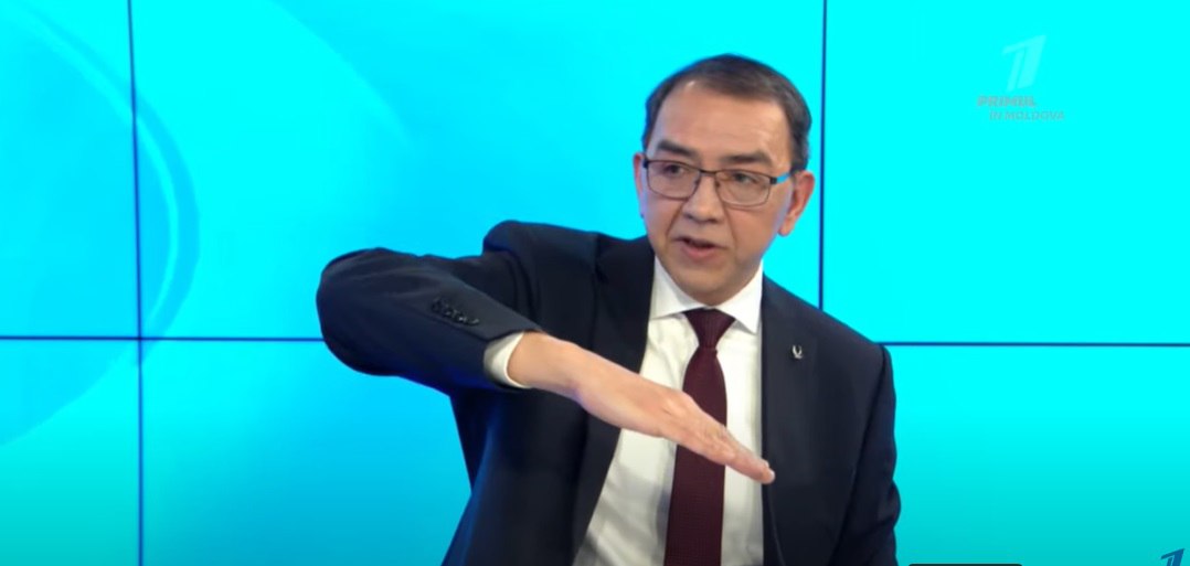 Евро вытесняет доллар из резервов Молдовы ℹ Экономист Владимир Головатюк отметил что доля евро в валютных резервах Молдовы выросла до 55 4 по состоянию на 31 августа 2025 года тогда как доля доллара США снизилась до 42 7 ℹ Эксперт сообщил что с 1 января 2025 года Национальный банк Молдовы установил евро в качестве базовой валюты для расчётов и отчётности заменив доллар США Подпишись на primulinmd