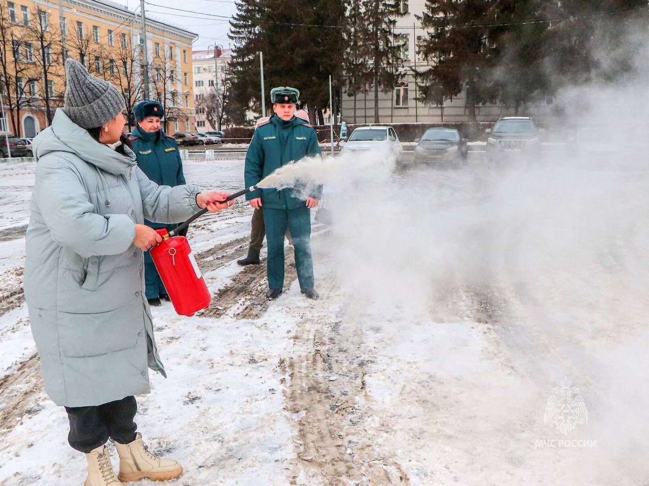 Курганским предпринимателям напомнили, как пользоваться огнетушителем.    В Кургане сотрудники чрезвычайного ведомства проверили торговые точки на центральной площади, посмотрели, какого качества пиротехника имеется в продаже, соблюдают ли предприниматели правила эксплуатации электронагревательных приборов, хранения бенгальских огней, хлопушек и фейерверков, установки иллюминации на торговых точках.    После обучающего инструктажа они наглядно продемонстрировали порядок применения огнетушителя в случае возникновения возгорания, а инструктируемые попробовали самостоятельно потушить условный пожар.    МЧС России напоминает: покупайте сертифицированную пиротехнику, не используйте бенгальские огни, фейерверк и другую пиротехнику дома, в жилье должен быть огнетушитель, он поможет сбить пламя.