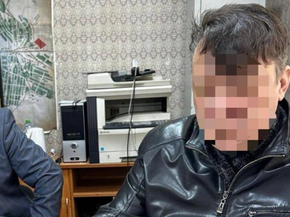 Экс директор коношского МУП Чистая вода Глушков осуждён за присвоение Ломоносовский районный суд согласился с позицией гособвинителя и признал 50 летнего жителя Архангельска виновным по ч 3 ст 160 УК РФ Присвоение то есть хищение чужого имущества вверенного виновному совершенное лицом с использованием своего служебного положения в крупном размере Как мы писали ранее речь идёт о Сергее Глушкове бывшем руководителе МУП Чистая Вода в Коноше о чем сообщили собственные источники редакции В период с марта по ноябрь 2024 года Глушков незаконно без согласования с учредителем издал и подписал приказ об увеличении себе зарплаты более чем в семь раз Своими действиями он причинил МУПу материальный ущерб в крупном размере на общую сумму более 700 тысяч рублей Вину в судебном заседании осужденный признал частично Приговором суда ему назначено наказание в виде лишения свободы на срок 2 года которое заменено на принудительные работы сроком 2 года с удержанием 10 в доход государства сообщает пресс служба прокуратуры Архангельской области Фото пресс службы областной прокуратуры