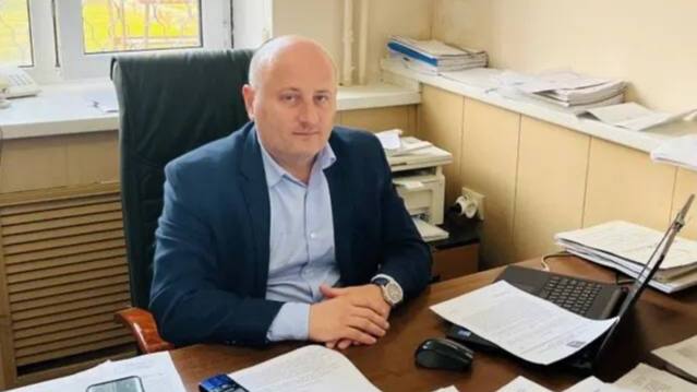 В Дагестане замглавы района прострелил ногу возмущённому арендатору  В Новолакском районе Дагестана замглавы Рустам Сулейманов открыл стрельбу по местному жителю, защищаясь от угроз. Инцидент произошёл после конфликта вокруг земельного участка, который арендовал Курбан Гусейнов. Суд обязал его освободить землю, но решение гражданина не устроило.  Сначала он долго ругался с Сулеймановым по телефону, а затем приехал к нему домой и начал угрожать. Чиновник, состоящий в земельном комитете, достал травматический пистолет и выстрелил Гусейнову в бедро.  Пострадавший вечером обратился в больницу, но серьёзных травм не получил — его отправили домой. Полиция начала проверку по факту применения оружия.