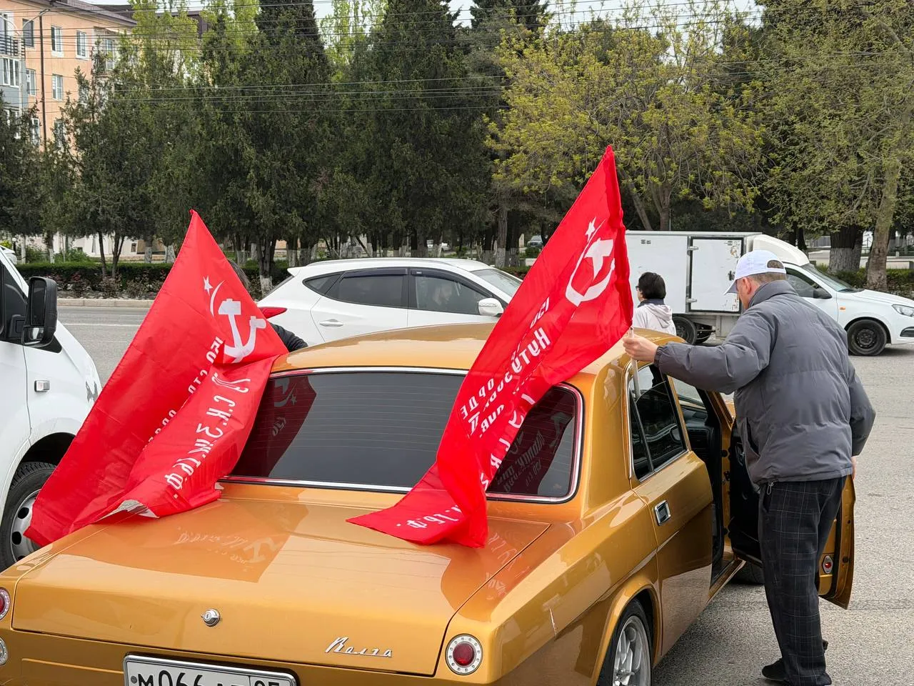 В Дагестане стартует третий по счету межрегиональный патриотический автопробег Знамя Победы Автопробег приуроченный к 81 летию Победы в Великой Отечественной войне стартует сегодня в Каспийске в рамках республиканской акции Знамя Победы инициированной Главой Дагестана Сергеем Меликовым Колонна машин украшенных флагами и символикой Дня Победы проедет по Дагестану а затем отправится в другие регионы Северного Кавказа Завершится акция в Севастополе В торжественном мероприятии приняли участие военнослужащие ветераны участники специальной военной операции члены их семей а также активисты молодежных движений На площади Каспийска перед стартом автопробега прошел марш знаменной группы в ее составе офицеры Краснознаменной Каспийской флотилии Республиканская акция Знамя Победы проводится с 2022 года В 2024 году к ней присоединились все регионы Северного Кавказа Акция завершилась в Пятигорске а в 2025 году в Волгограде где масштабное Знамя Победы развернули 8 мая на Мамаевом кургане у монументальной скульптуры Родина мать зовет