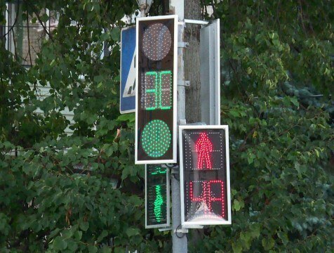 Умные светофоры увеличили пропускную способность калужских дорог В Калужской области продолжается развитие интеллектуальной транспортной системы По информации пресс службы регионального правительства на данный момент в областном центре модернизировали 7 светофорных объектов На пяти участках городских дорог организовали координированное управление светофорами В результате модернизации этих отрезков специалисты отметили рост средней скорости движения автомобилей и снижение среднего времени в пути в пиковые часы будних дней http gtrk kaluga ru news obschestvo news 57103