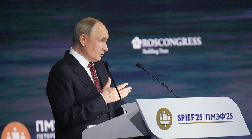 Путин: не менее тысячи объектов культурного наследия будут восстановлены в России к 2030 году «Отдельно скажу о повышении туристической привлекательности российских городов и поселков. Зримым воплощением нашей национальной идентичности, самобытности, настоящими точками притяжения туристов являются старинные здания, храмы, усадьбы, объекты культурного наследия. Мы договорились к 2030 году отремонтировать, привести в порядок не менее тысячи таких объектов по всей стране», — заявил Президент РФ Владимир Путин. Он уточнил, что дать вторую жизнь этим местам также планируется за счет открытия музеев, просветительских и выставочных центров, гостиниц. «Пилотная программа по восстановлению культурного наследия с льготным кредитованием таких проектов уже охватила девять регионов России. Теперь задача — расширить ее на остальные субъекты Федерации», — добавил Путин. Фото: Росконгресс/Александр Жолобов , VK и ОК и читайте новости на нашем сайте