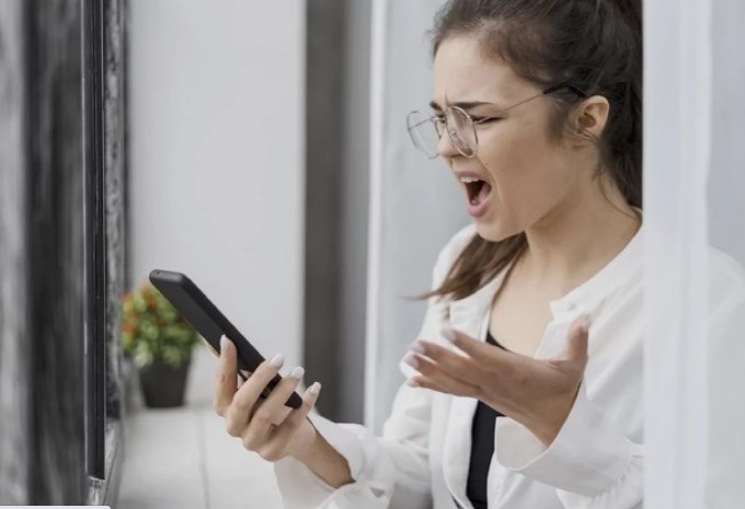 Связь с банком при отсутствии мобильного интернета упростилась В условиях когда мобильная связь может быть недоступна будь то поездка за границу или просто нестабильный сигнал банки активно ищут способы оставаться на связи со своими клиентами Приоритетом становится обеспечение непрерывного сервиса когда для обращения в поддержку достаточно любого работающего интернет подключения будь то Wi Fi или проводная сеть Так банк ВТБ запустил новый канал для связи с клиентами Кнопка для онлайн звонка в поддержку прямо размещена на странице входа мобильное приложение Это решение позволяет абонентам обратиться за помощью даже в нестандартной ситуации если не получается войти в личный кабинет из за забытого пароля или если на устройстве отсутствует мобильная связь Достаточно подключиться к работающему Wi Fi или проводному интернету Аналогичная кнопка теперь доступна и на официальном сайте банка делая поддержку еще более доступной Этот шаг особенно актуален для пользователей находящихся за рубежом где роуминг может быть дорогим или недоступным а также в зонах с нестабильным покрытием сотовых сетей Каждый месяц в поддержку банка обращается свыше 11 млн клиентов из них 6 млн пишут в чат Получить консультацию в чат боте можно на сайте банка в приложении а также в мессенджере VK и на платформе MAX Помимо консультаций в боте работает цифровой банк в VK и MAX где можно совершать все повседневные финансовые операции непосредственно на платформе aifrb